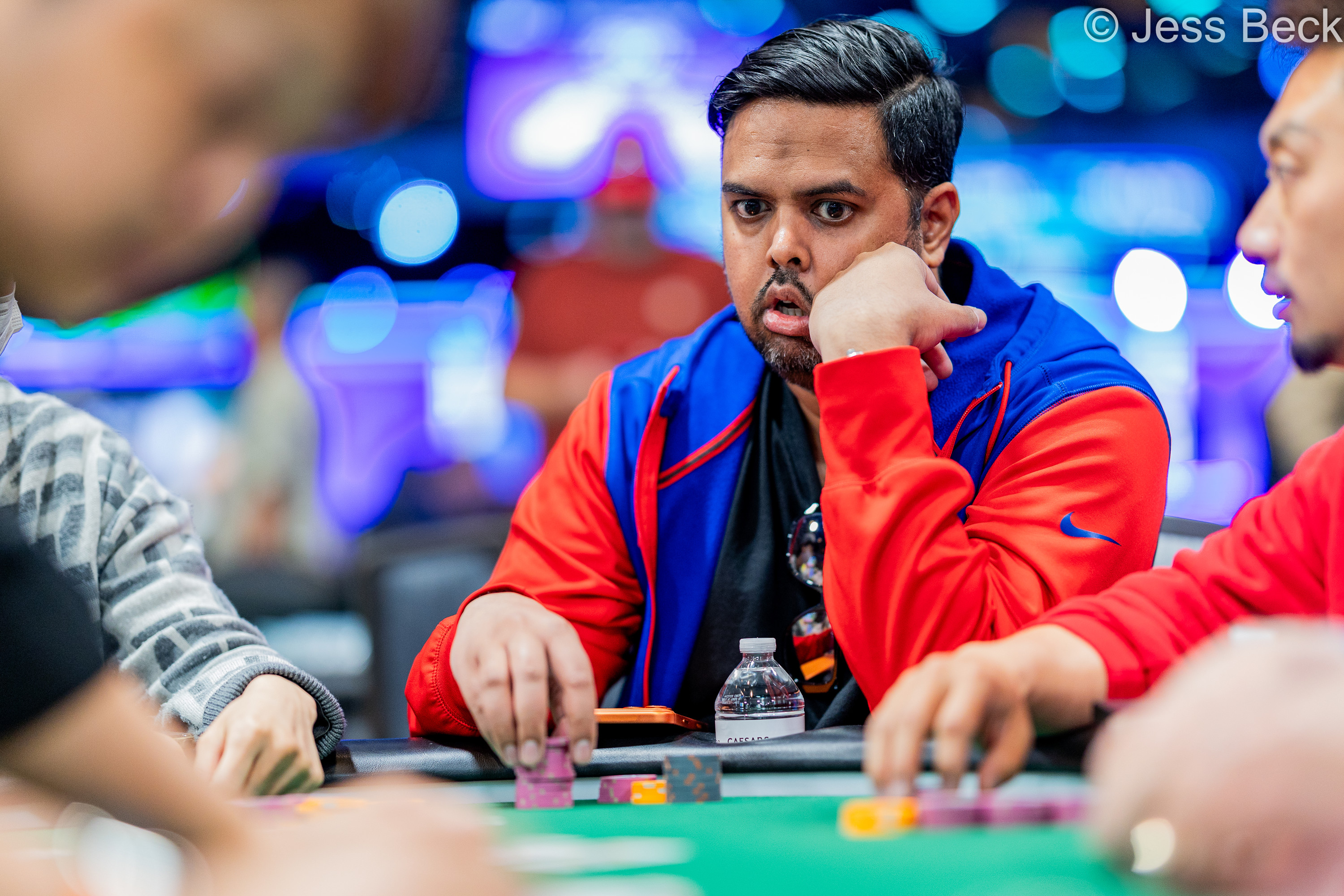 WSOP 主赛事泡沫期上演“清一色”VS“葫芦”的世纪对决 - 星际娱乐官方